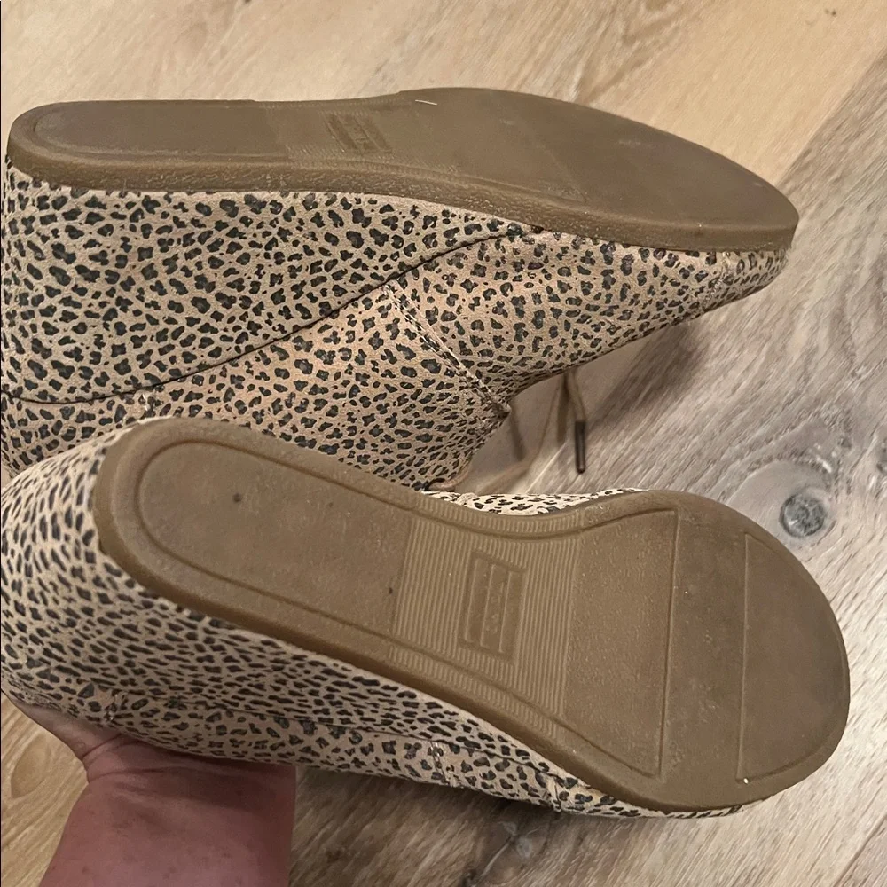 Tom’s lace-up ankle boots, cheetah print women’s size 9